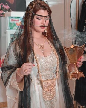 سلام عليكم أنا مطلقة .. مكتفية من كل شي عندي بيت وسيارة  لازمني بس رجال يستر علي ويكون معي واقسم بالله اعطيه نصف ما عنديhh
لتواصل واتس 0545798024