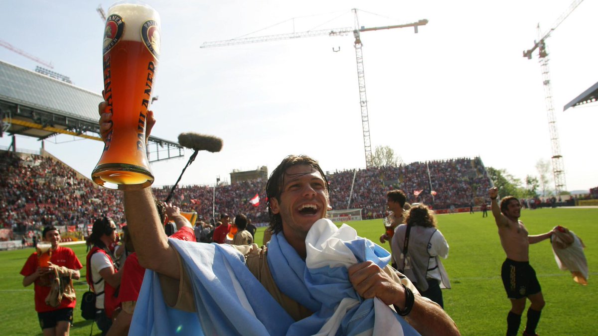 FCBayernES's tweet photo. Nos da mucho gusto ver que ese camino lleno de éxitos continúa 👏 

Muchas felicidades ‘Micho’ y a toda la hinchada de @RiverPlate por este título de liga 🏆 https://t.co/i3M3H2h5c4