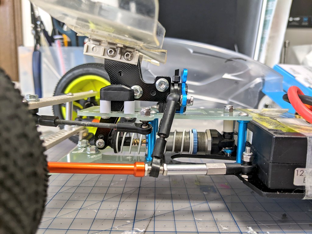 shoes_rc's tweet photo. リアロッカーアーム兼ウィングステーを作り直し。
上にも下にも伸ばしてウィング位置とレバー比を改善!
#FFBuggy https://t.co/9ypGEtuFsp