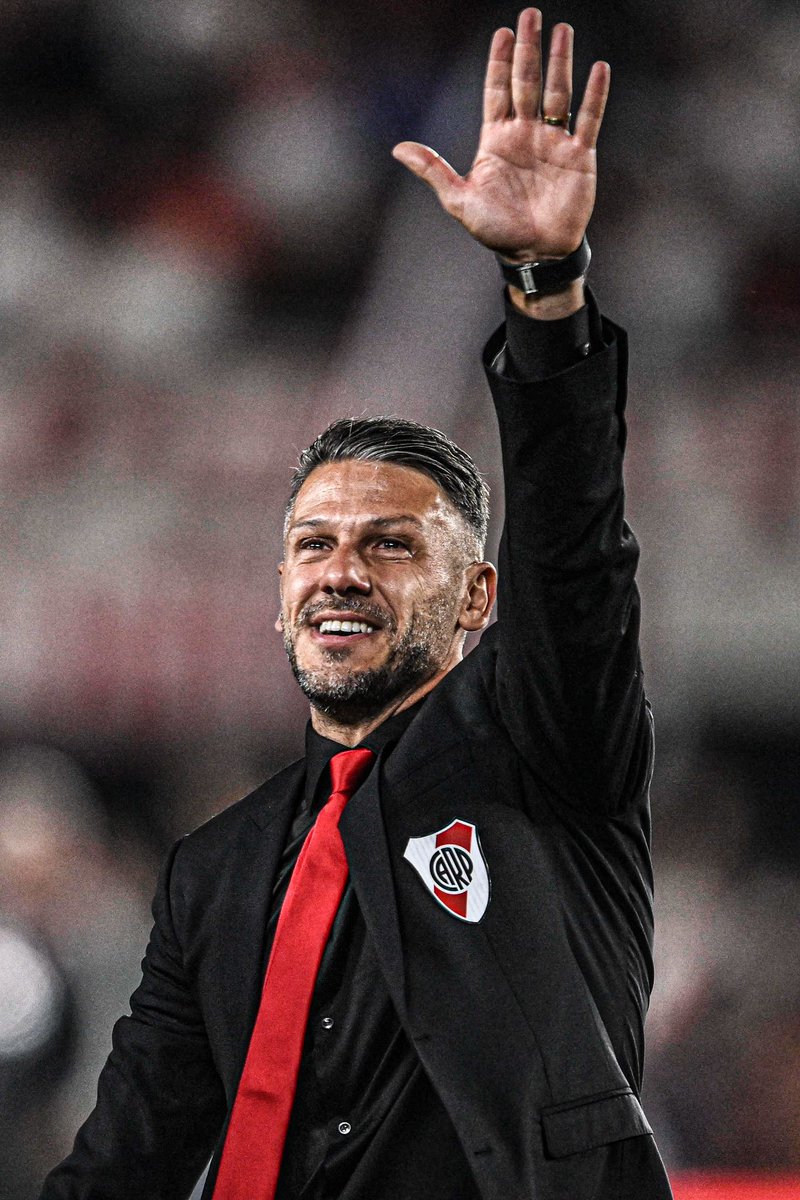 AtaqueFutbolero's tweet photo. 🤯🇦🇷 Una LOCURA lo del River de Martín Demichelis, CAMPEÓN de la LPF 2023:

➜ El que más partidos ganó [18]
➜ El que más goles marcó [45]
➜ El que más puntos sumó como local [92%]
➜ El que más puntos sumó como visitante [61%]
➜ El que más tiros totales acumuló [390]
➜ El que mayor posesión tuvo p/partido [64% (!)]
➜ El que más córners sumó [140]
➜ El que más pases precisos dio [10.850]
➜ El que más goles de penal tuvo [10]

Escandaloso. 🔥