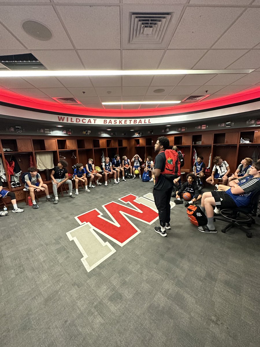 Thank you to former HSE standout <a href="/Noah30Smith/">NTG™</a> for giving his time to talk to our 7th/8th graders about his college basketball experience. He showed them the locker room &amp; talked to them about discipline, hard work, &amp; accountability. 
We are proud of Noah!
<a href="/IWUHoops/">IWU Hoops</a> <a href="/HSEAthletics/">HSE Royals Athletics</a>