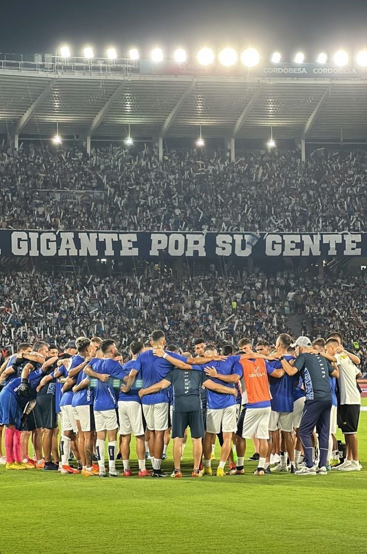 Dignisimo jugadores, dignisimo cuerpo tecnico, dignisimo dirigentes, dignisimo gente y dignisimo TALLERES, este es el camino y cada vez falta menos, nunca te vamos a soltar la mano y pase lo que pase te voy a amar hasta el final.
