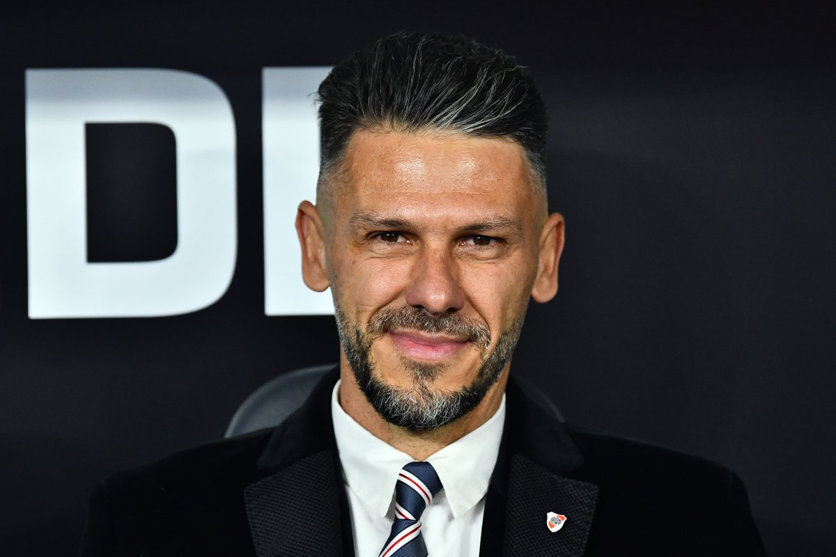 Dos campeones se están mirando.