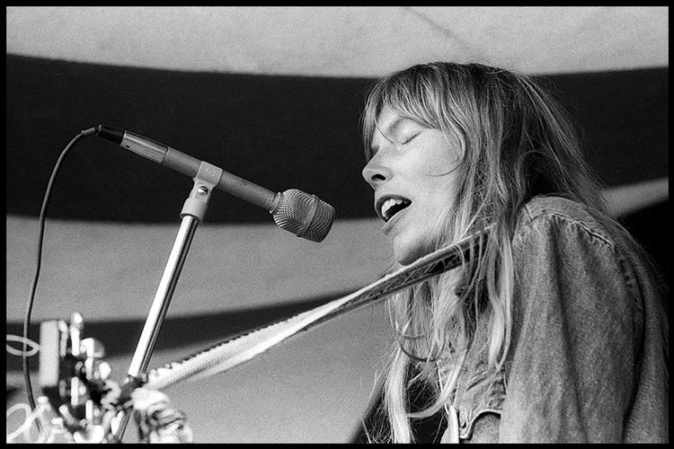 jonimitchell's tweet photo. Joni at her surprise performance at the Mariposa Folk Festival 51 years ago today.

Photos by John Davidson https://t.co/dFdse3qs40