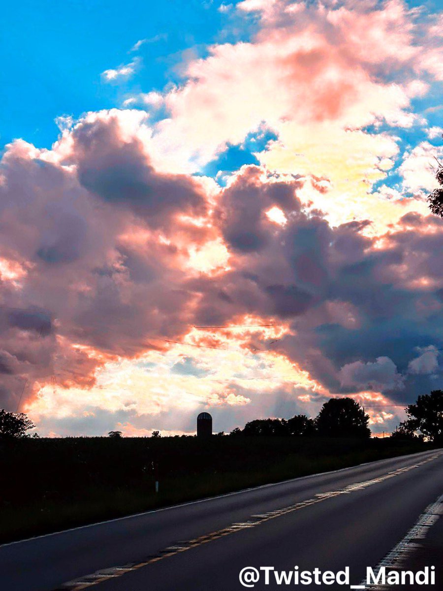 Twisted_Mandi's tweet photo. Cotton Candy Sky 🍭😍! 
Thought I’d get a pic in before the smoke arrives tomorrow! I hope y’all love it like I do! My hubby put his style of editing on it and he done an amazing job! https://t.co/7OAs5iTwWh