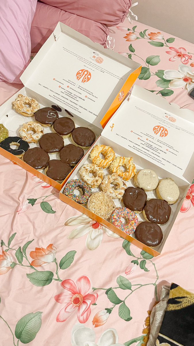 Dibeliin donut jg engga dimakan sama sekali kemarin. Langsung merasa berdosa 🥲😭