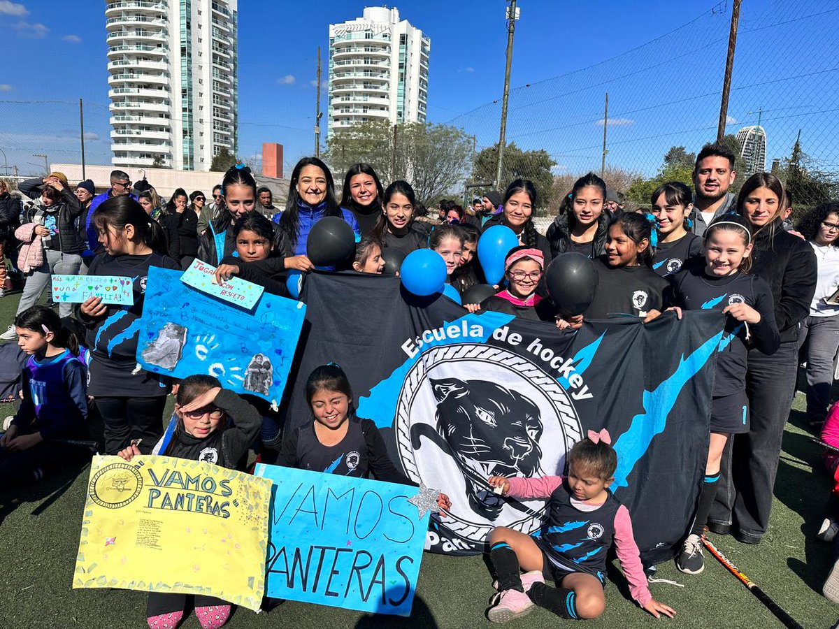 SoherElSukaria's tweet photo. ¡Es con los chicos, es con el deporte! Visitamos Club El Trébol b° Pueyrredón, #hoy estuvimos con Las Panteras Hockey, donde charlamos sobre la importancia de que la gestión municipal realice un acompañamiento integral en los club de barrio
¡Cuentan con nosotros!
#ProximoNivel https://t.co/fpH9tOiyTo