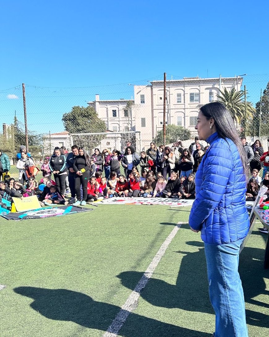 SoherElSukaria's tweet photo. ¡Es con los chicos, es con el deporte! Visitamos Club El Trébol b° Pueyrredón, #hoy estuvimos con Las Panteras Hockey, donde charlamos sobre la importancia de que la gestión municipal realice un acompañamiento integral en los club de barrio
¡Cuentan con nosotros!
#ProximoNivel https://t.co/fpH9tOiyTo