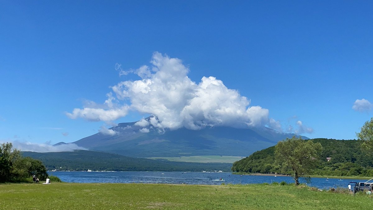SR500_97's tweet photo. 富士山📸天気はいいけどガスってますね〜 https://t.co/rFUjgaPRME