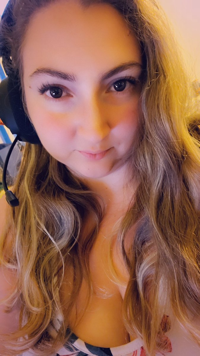 Arcticrain_'s tweet photo. Trying this streaming thing again. Live on https://t.co/8pngddIWDQ Join me on a cooking adventure #overcooked #videogames #KickStreaming #KickStreamers #gamergirls https://t.co/q4JgZTL8YA