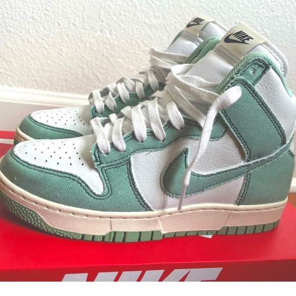PFinds2021's tweet photo. So good I had to share! Check out all the items I'm loving on @Poshmarkapp #poshmark #fashion #style #shopmycloset #catalina #nike: https://t.co/0ay38kEp7Q https://t.co/GEyfrLVXGk