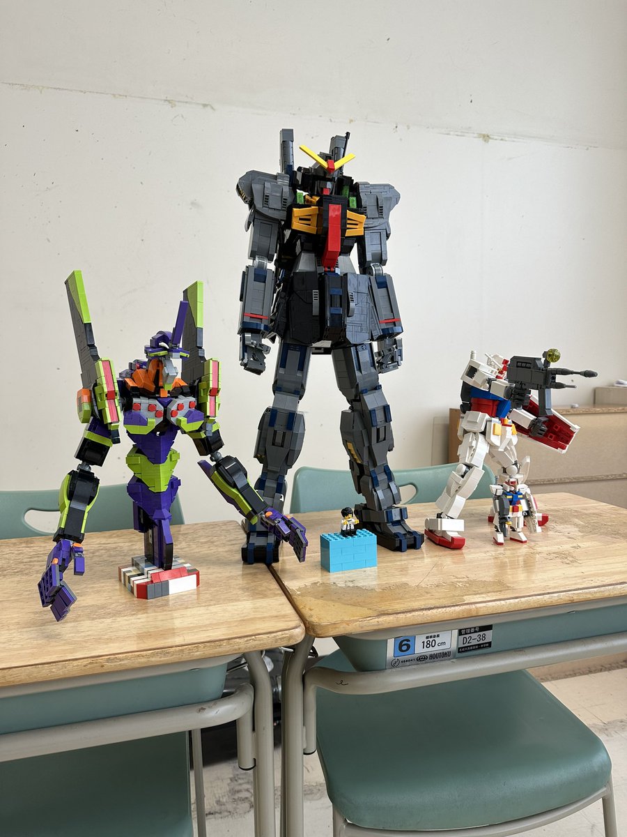 KABA64724932's tweet photo. #なごれご展示会11 の展示をいくつか紹介。Deraさん ジャンボなクラスペフィグ はレゴ社に商品化してほしいぞ。 よちびさん @yochibi_t の美しいバルキリー。アユンタさん  @ayunta017  のレゴロボ。タイヨーさん @taiyolegoたちの #legoRC で遊べます！　#LEGO https://t.co/usFIKXfigB
