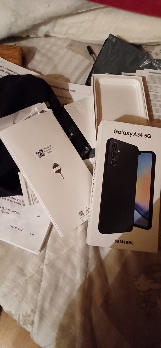 Dear <a href="/EE/">EE</a>, I've been with you for years! #HappyEEcustomer 😊 but lost my Galaxy A40 two weeks ago. You encouraged me to get a new 2 yr contract so got A34 5G but no charger or earpods? #SadEEcustomer 😔 please turn my frown 🙁 upside down and make me happy after being sad.
