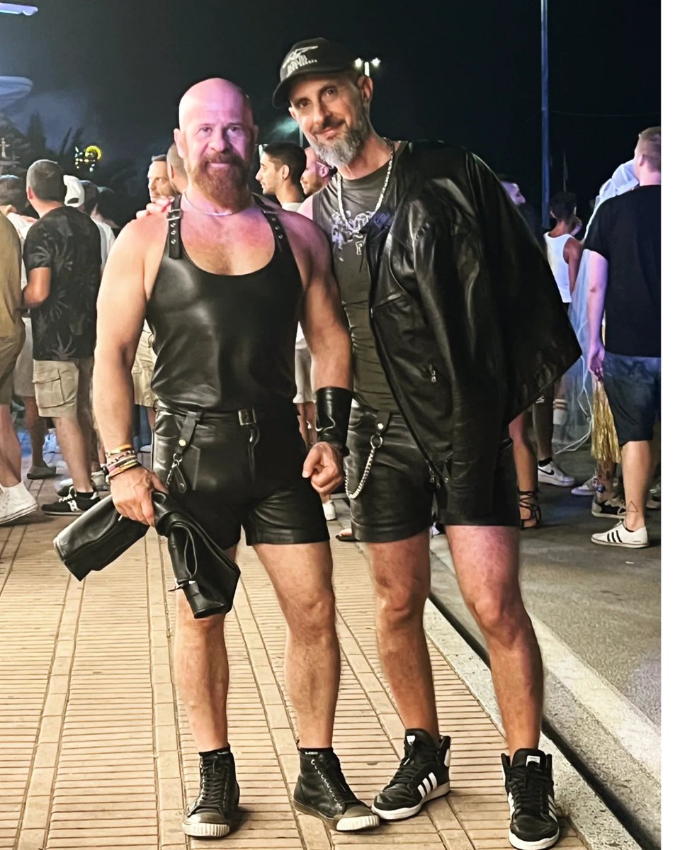 LeatherCode's tweet photo. Summer night along

#leather #leathercouple #gaycouple #leatheebeard #beard #beardedhomo #muscleleather #musclefit #mrleatheritalia2017 #mrleatheritaly https://t.co/eNd4MYOmeQ