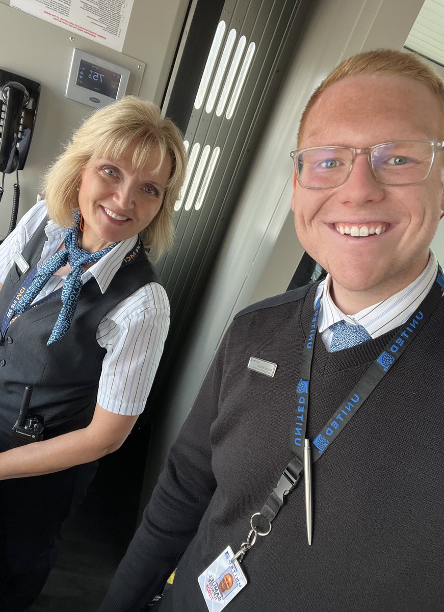 On the bridge when the aircraft lands ✅ jetbridge safety check ✅ six successful jetbridge movements ✅ SO EXCITED to have the opportunity to start working with our new hires as a jetbridge trainer! An awesome day for #TeamMCI! #WhyILoveAO #LinesWest #ProudToBeUA