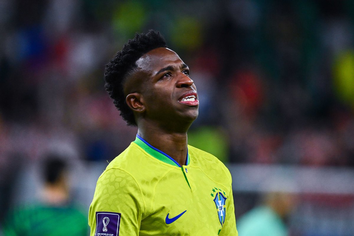 ActuFoot_'s tweet photo. Après Pogba et Depay, Vinicius prend à son tour la parole pour défendre Benjamin Mendy. 🗣️

« Je suis désolé pour tout ce que tu as traversé. 

Tu as perdu deux ans de carrière, mais c'est le moins que l’on puisse dire... Et les dégâts psychologiques ? Il est certain que ta vie ne sera plus jamais la même. La culture de la destruction de réputation a fait une victime de plus.

Jusqu'à quand serons-nous accusés et condamnés sans avoir le droit à une simple défense ? Les fake news sont créées et diffusées sans vérification des faits et la situation ne fait qu'empirer.

Agir en responsable serait le minimum pour tout professionnel, mais de nos jours, le travail sérieux est devenu l’exception. Il n'y a pas de limites pour obtenir plus de clics et d'engagement.

Ma question est la suivante : que va-t-on faire pour réparer les dégâts ? »
