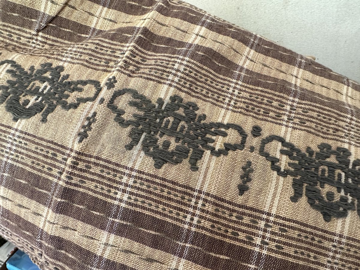 pun158's tweet photo. Northeastern Thai traditional textile design, inspired by an endemic rasin bee, Anthidium phujongensis Nalinrachatakan & Warrit, 2021
📍 Ban Dong Sawang, Amphoe Na Chaluai, Ubol Ratchathani, Thailand
#Bee #Biodiversity #textiles #BCGmodel #SDGs https://t.co/LWR82jTsWu