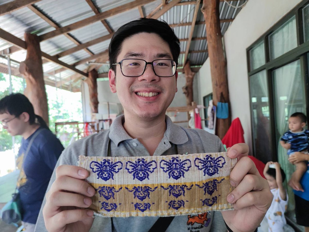 pun158's tweet photo. Northeastern Thai traditional textile design, inspired by an endemic rasin bee, Anthidium phujongensis Nalinrachatakan & Warrit, 2021
📍 Ban Dong Sawang, Amphoe Na Chaluai, Ubol Ratchathani, Thailand
#Bee #Biodiversity #textiles #BCGmodel #SDGs https://t.co/LWR82jTsWu