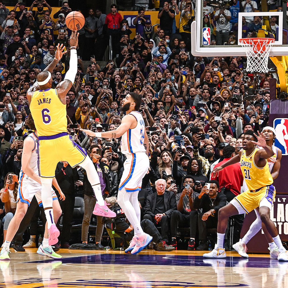 Lakers Lead tweet media