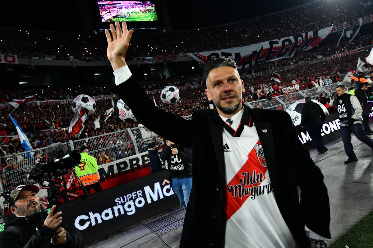 RiverPlate's tweet photo. QUE DE LA MANO DE DEMICHELIS 🏆

#CampeonesMonumentales ⚪️❤️⚪️ https://t.co/SPvaydvGk4