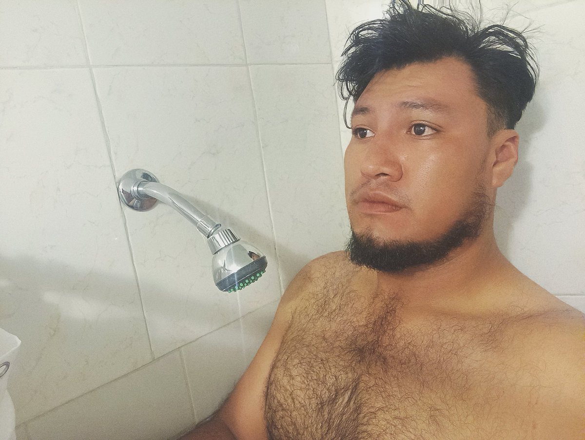 carlosgodela's tweet image. #TallPeopleProblems 
Queridos anfitriones de Airbnb sepan que estoy así de alto.