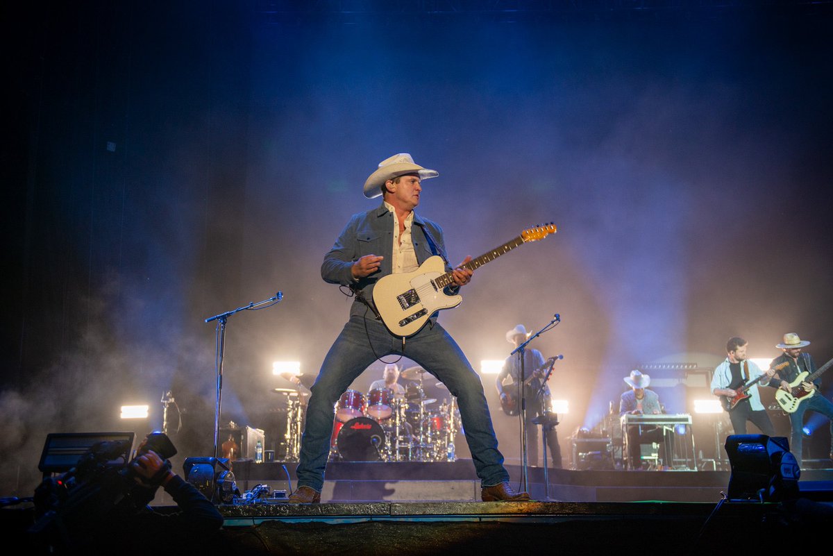 mdubs01's tweet photo. I listened to @JonPardi all year to hype myself up for his @countrythunder show last night. Worth it! #countrythundersk https://t.co/T878zv3uAn
