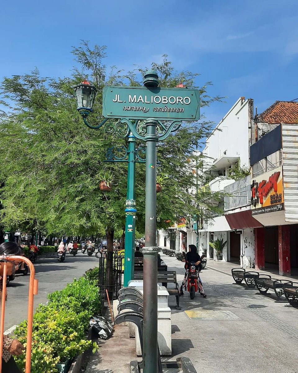 area_diy's tweet photo. Selamat pagi, selamat beraktivitas....
📍Malioboro, Yogyakarta
📷@adanramdani63 
#jogja #explorejogja #wisatajogja #yogyakarta #exploreyogyakarta #wisatayogyakarta #jogjaistimewa #jogjahits #jogjakarta #jogjaku #jogjainfo #wonderfuljogja #dolanjogja https://t.co/RLJ3eXgfF1