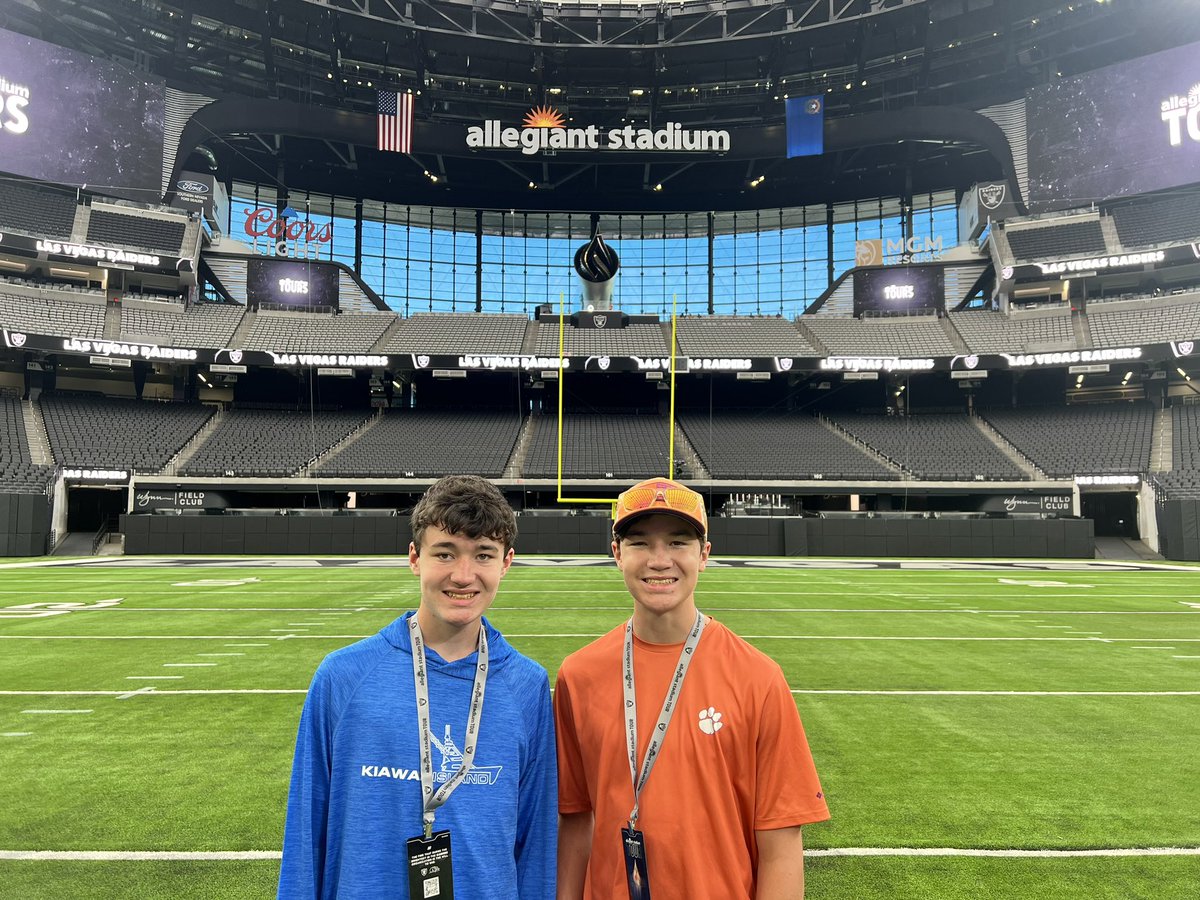 GasqueJohnson's tweet photo. @renfrowhunter Hometown boys got to see your new home today! Looks great. Wishing you the best year! https://t.co/150goYJGmT