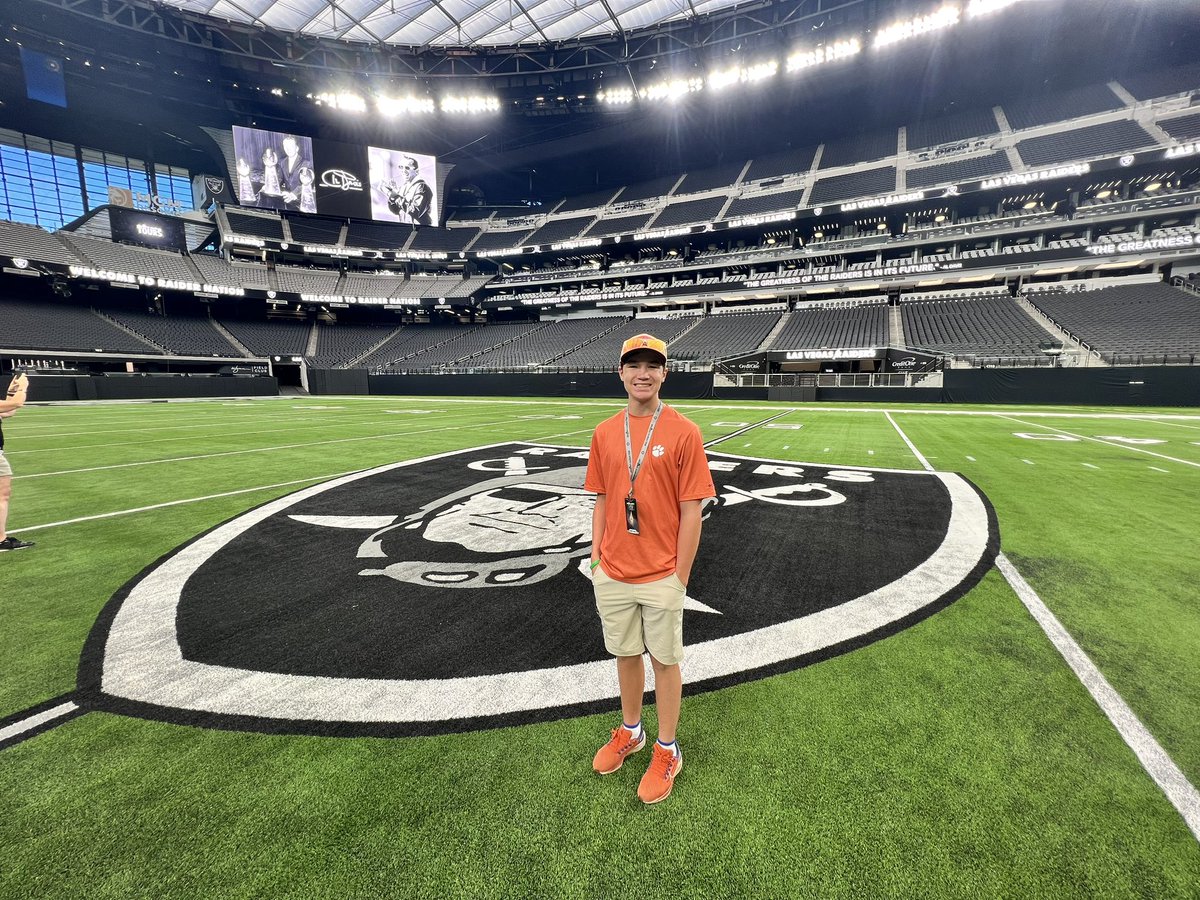 GasqueJohnson's tweet photo. @renfrowhunter Hometown boys got to see your new home today! Looks great. Wishing you the best year! https://t.co/150goYJGmT