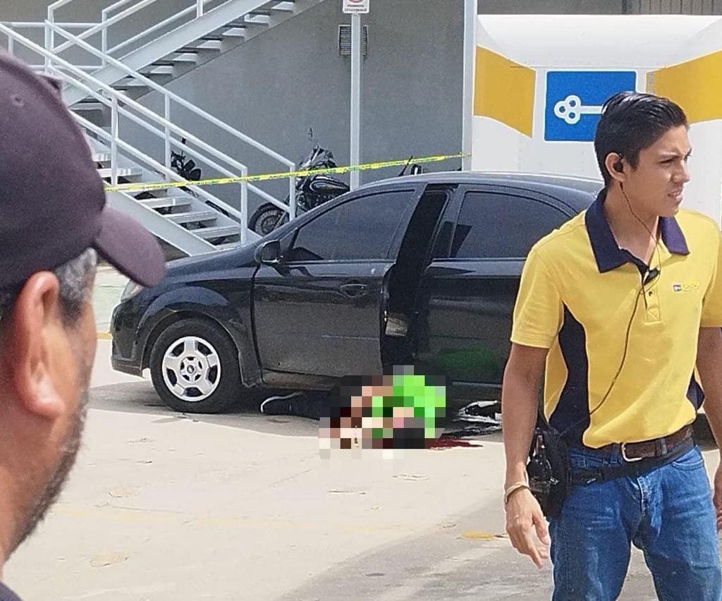 ZonaRoja_Oaxaca's tweet photo. #PeriodismoEnRiesgo
Este sábado fue asesinado en #Acapulco, Guerrero, el periodista Nelson Matus Peña.
Era originario de Pinotepa Nacional, #Oaxaca, y dirigía el sitio informativo “Lo Real de Guerrero”.
Sujetos armados lo ultimaron en el estacionamiento de un centro comercial. https://t.co/0vlGlma9ZG