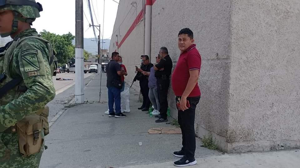 ZonaRoja_Oaxaca's tweet photo. #PeriodismoEnRiesgo
Este sábado fue asesinado en #Acapulco, Guerrero, el periodista Nelson Matus Peña.
Era originario de Pinotepa Nacional, #Oaxaca, y dirigía el sitio informativo “Lo Real de Guerrero”.
Sujetos armados lo ultimaron en el estacionamiento de un centro comercial. https://t.co/0vlGlma9ZG