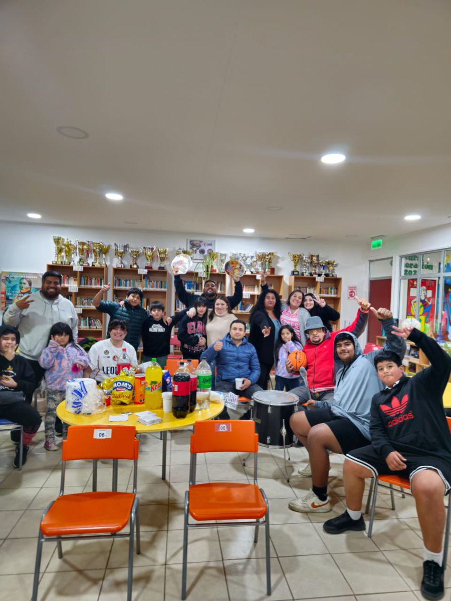 palulisilva's tweet photo. Desde Quilpué apoyando a Los Leones con la familia felina!!! #LNBFinalesxCDO https://t.co/cJb7rokb51