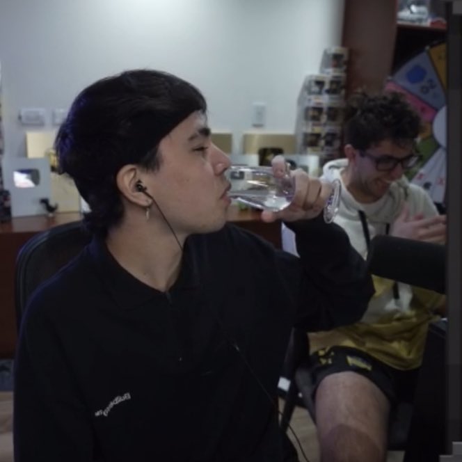 soymarchi's tweet photo. ale y spreen están recreando este stream inconscientemente, que nostalgia https://t.co/Qt4PfKnB92
