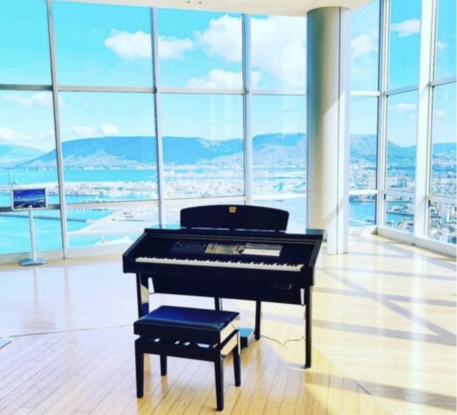 DaredemoPiano's tweet photo. ◆新着◆
香川県　高松シンボルタワー

今年の夏も8月末まで限定で天空ピアノが設置！

四国で一番高いビルの展望室です。

こんな絶景でピアノを弾かせてもらえちゃうなんて素敵すぎです〜(*´∀`)♪

#ストリートピアノ
https://t.co/kb5Ks767Ta https://t.co/sjMjcEPXS7