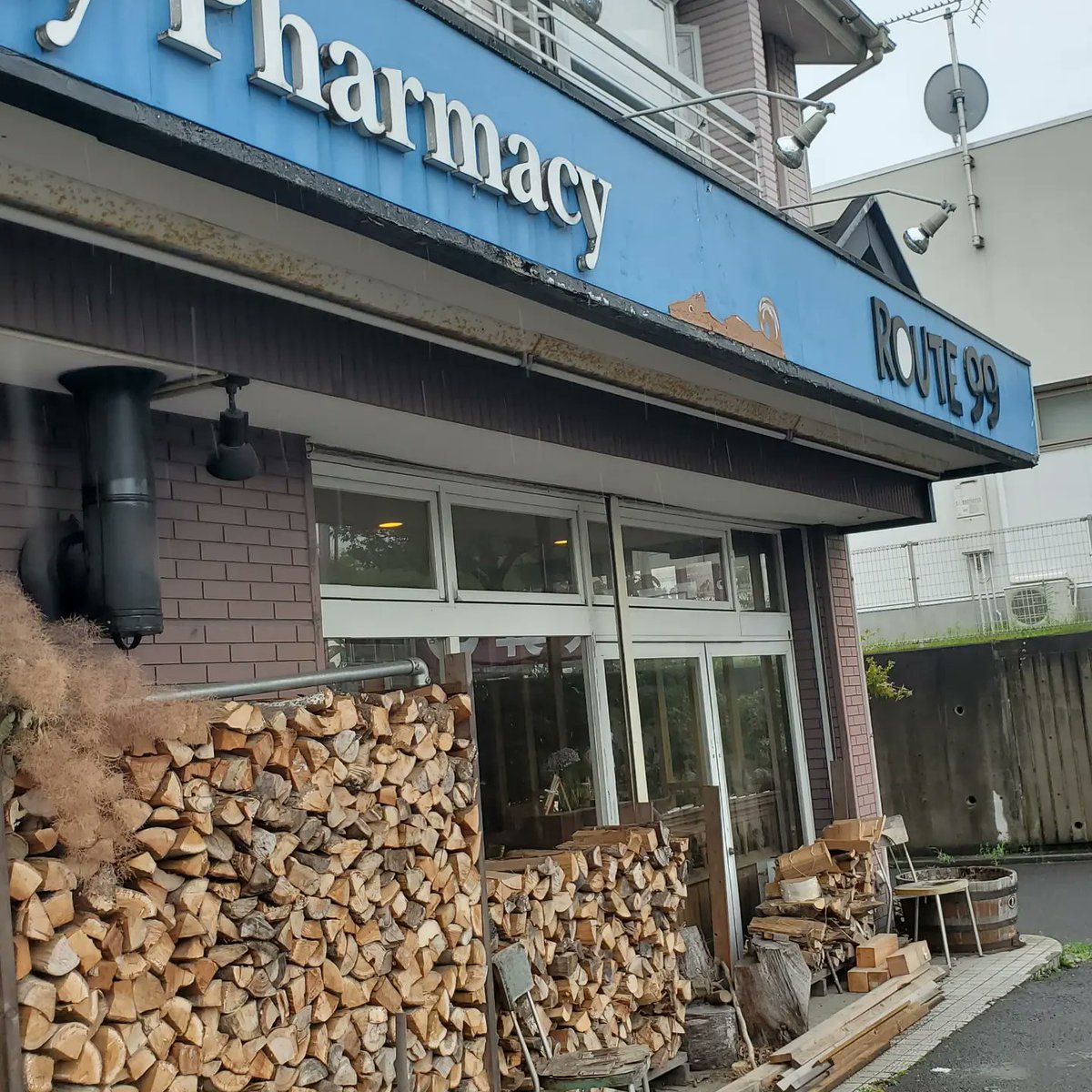 yubiyogamegu's tweet photo. 仙台最終日、地元の指ヨガセラピストの方にnatural cafe「ROUTE99 」に連れて来て貰いました。秋田犬の栗丸も元気です。
#指ヨガ #めぐちゃん先生 #セルフケア #仙台 #ROUTE99 https://t.co/RfTmokhtqZ