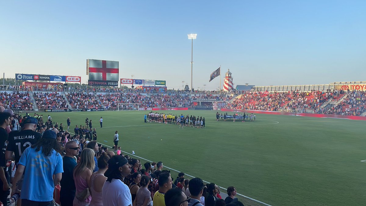 MuenninkTimothy's tweet photo. A little international friendly. @auntshell_4 ⚽️🔴⚪️ https://t.co/eicZoomiBG