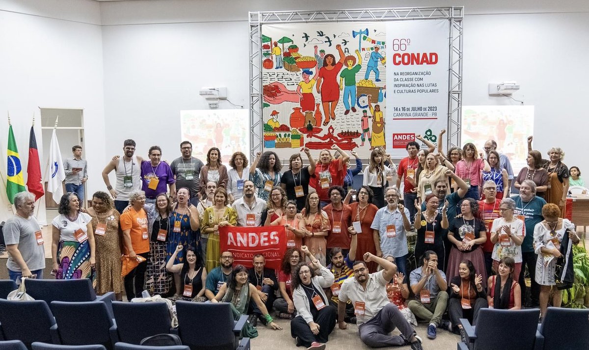 franrebelatto's tweet photo. Nova diretoria do ANDES-SN devidamente empossada para o biênio 2023-2025: assumimos a gestão com ânimo, ousadia e responsabilidade que nos exige a conjuntura, como nos exige um histórico instrumento de luta. Com firmeza e ternura, adelante! https://t.co/1ppIAMajkL