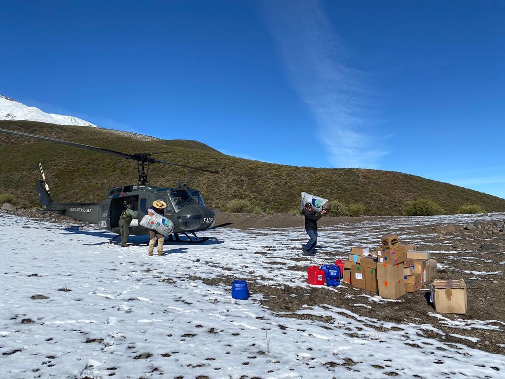 FACh_Chile's tweet photo. Aviadores militares de la IIª Brigada Aérea #FACH, en 🚁 UH-1H, trasladaron 600 kg de carga en ayuda a las familias de de #Guaiquivilo y #Carrizales, y otros 500 kg para la zona de #Pejerrey, lugares afectados por las últimas lluvias e inundaciones en la zona centro sur del país https://t.co/3HtkAdMtif