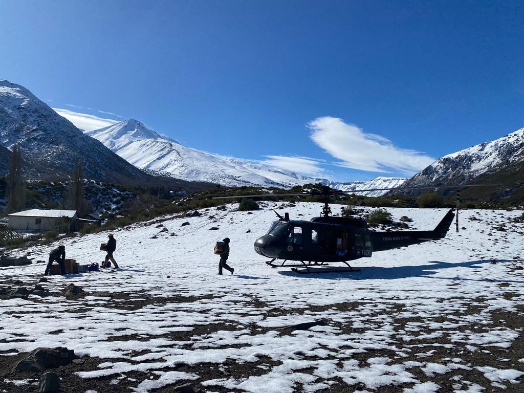 FACh_Chile's tweet photo. Aviadores militares de la IIª Brigada Aérea #FACH, en 🚁 UH-1H, trasladaron 600 kg de carga en ayuda a las familias de de #Guaiquivilo y #Carrizales, y otros 500 kg para la zona de #Pejerrey, lugares afectados por las últimas lluvias e inundaciones en la zona centro sur del país https://t.co/3HtkAdMtif