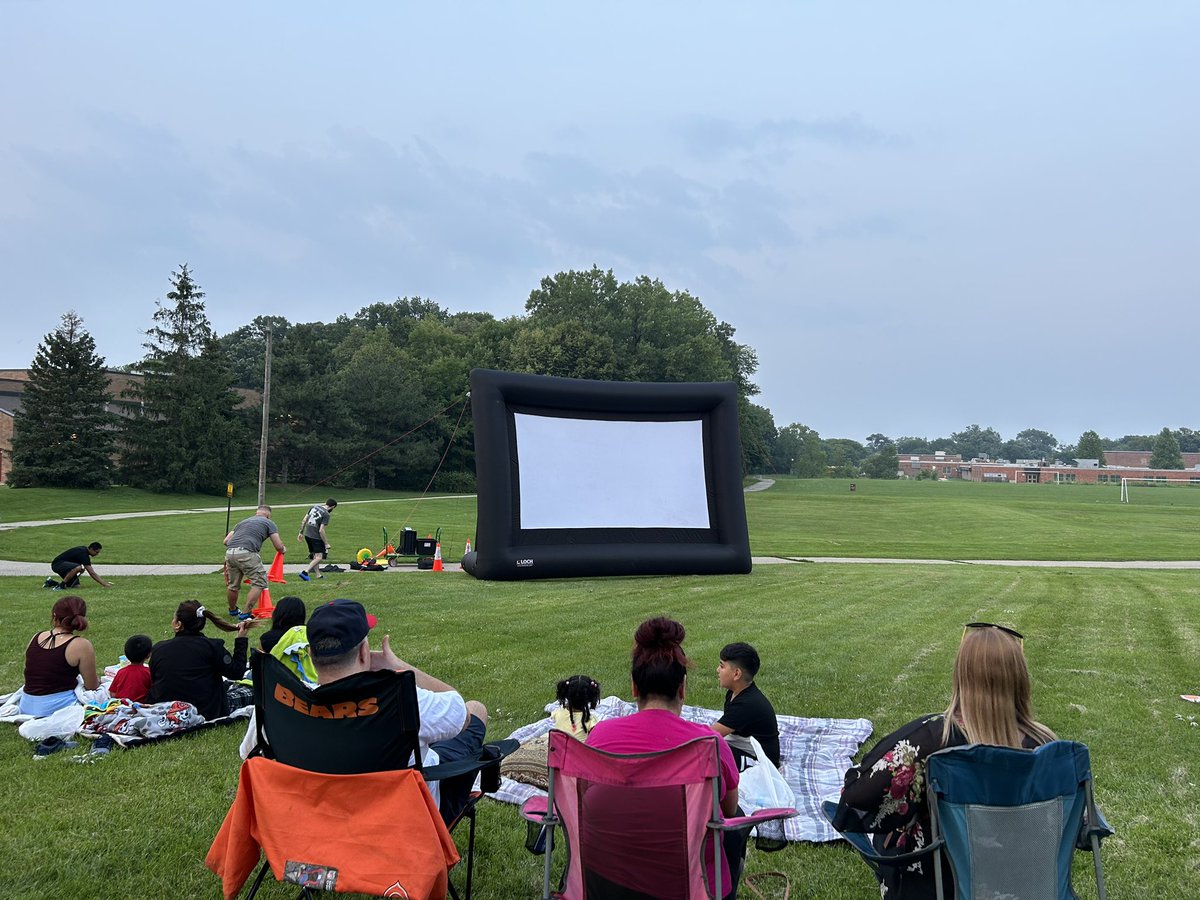 We’re ready at Varble Park for the FREE Theater Dayz presentation of “Sonic the Hedgehog 2”! Bring the entire family for this night of fun! The movie begins at dusk! #free #movie #bville https://t.co/vmxPn8HA8i