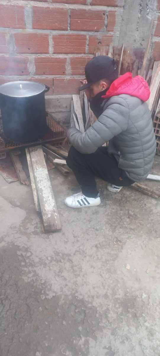 MILESFeTeVeLP's tweet photo. Comedor "10 de mayo" 

Hoy junto a los compañeros de Melchor Romero estuvimos preparando el almuerzo para los vecinos del barrio. Fue un rico guiso de arroz 😋 

#organizacionpopular 💪🏽 https://t.co/oAwOCgQI7i