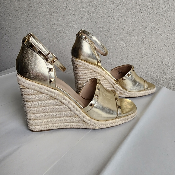 JessicaGSchoon's tweet photo. So good I had to share! Check out all the items I'm loving on @Poshmarkapp #poshmark #fashion #style #shopmycloset #meijiana #mixno6 #comfort: https://t.co/tQxf6behOG https://t.co/xK23uQok6n