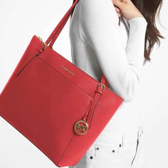 NorthernThrift2's tweet photo. So good I had to share! Check out all the items I'm loving on @Poshmarkapp #poshmark #fashion #style #shopmycloset #nike #aprilcornell #michaelkors: https://t.co/JfXXAt8b4K https://t.co/yfDHJc3wph