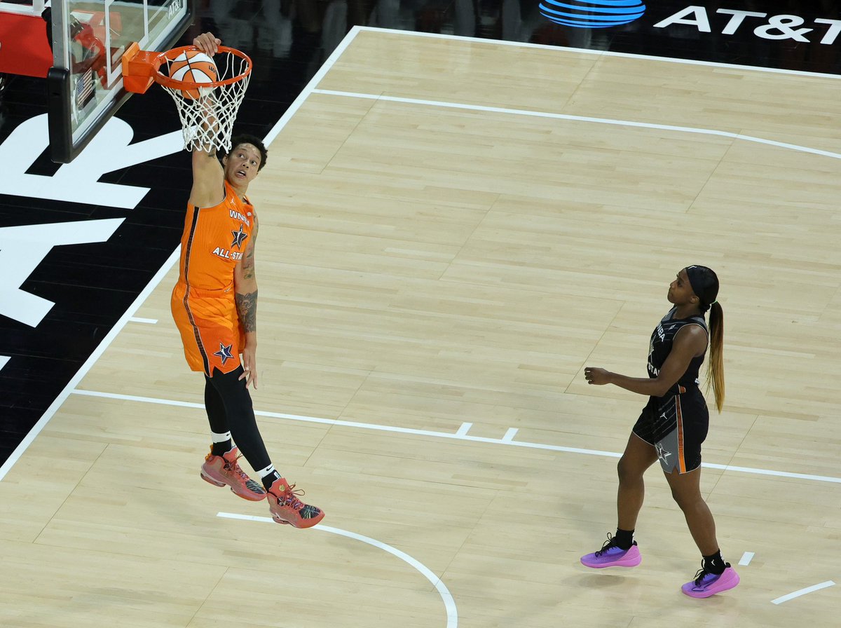 🚨 HALFTIME 🚨

#TeamStewart 73 - #TeamWilson 63

@jewellloyd: 16 PTS, 2 REB, 4 AST
@sabrina_i20: 15 PTS, 4 REB, 6 AST

📺 ABC