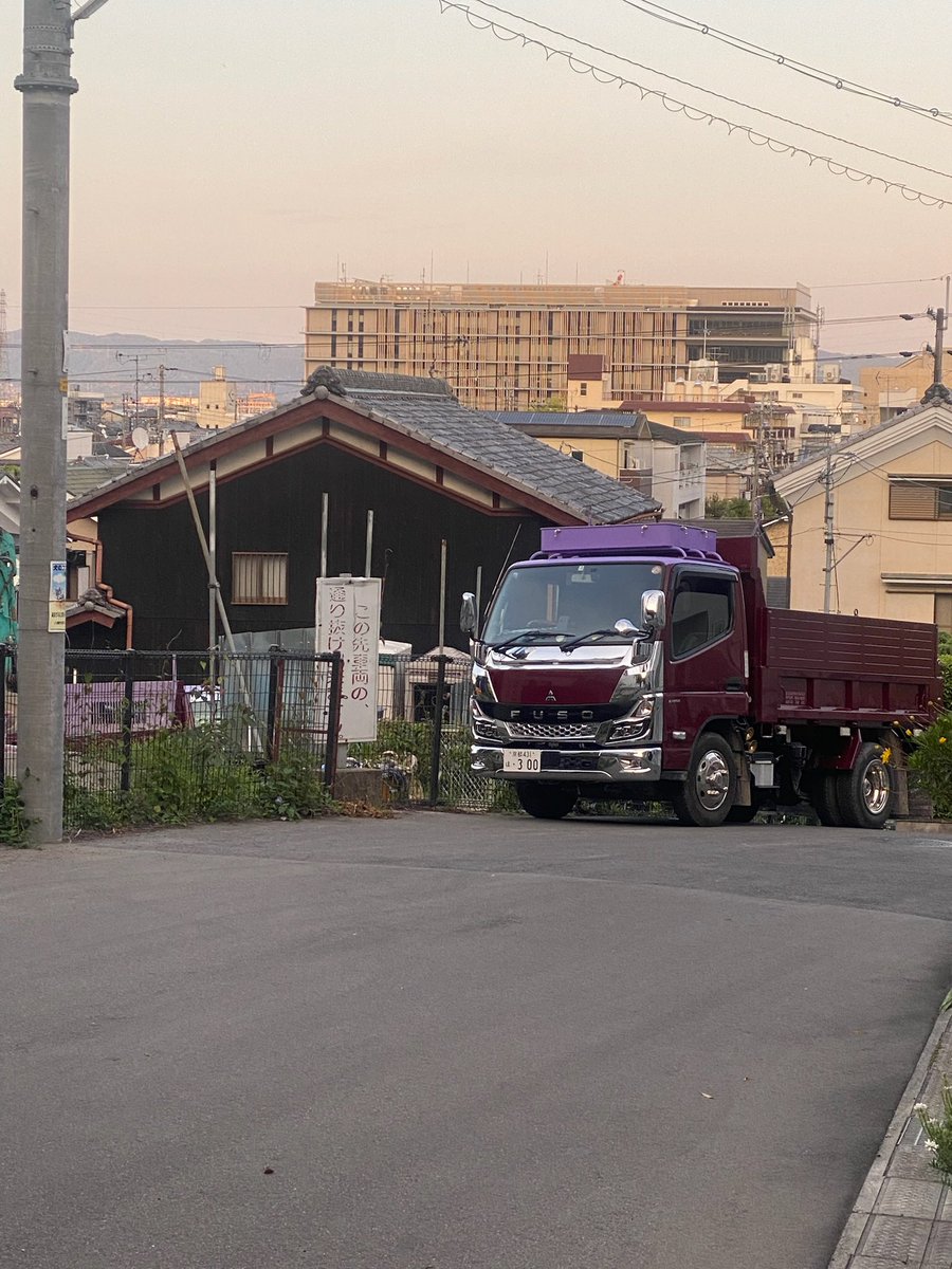 i4ysavu's tweet photo. 京都八幡市馬場に突然現れ資材置場設置し　朝夜騒音　タバコポイ捨て　迷惑駐車　道路通行妨害　迷惑夜中BBQ  ゾロ目プリウス乗り解体屋　警察通報、警察沙汰多数　こういうDQNはどうか消えてなくなる事を願う
コイツら使う元請業者、施主も同じ
#迷惑駐車#道路族#DON#通行妨害#解体屋 https://t.co/5HoZyTWXOp