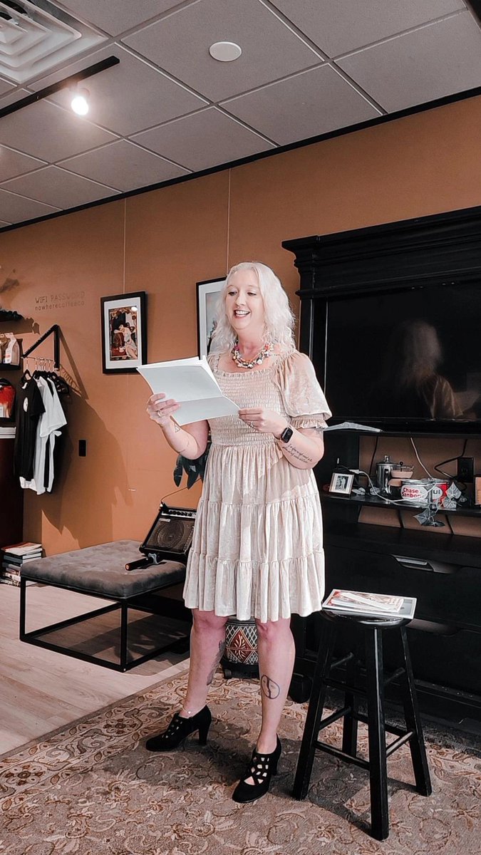 ShannonFrostGre's tweet image. 🎶And I’m reading poetry here in Allentown🎶 #makeart #makecommunity #makefamily