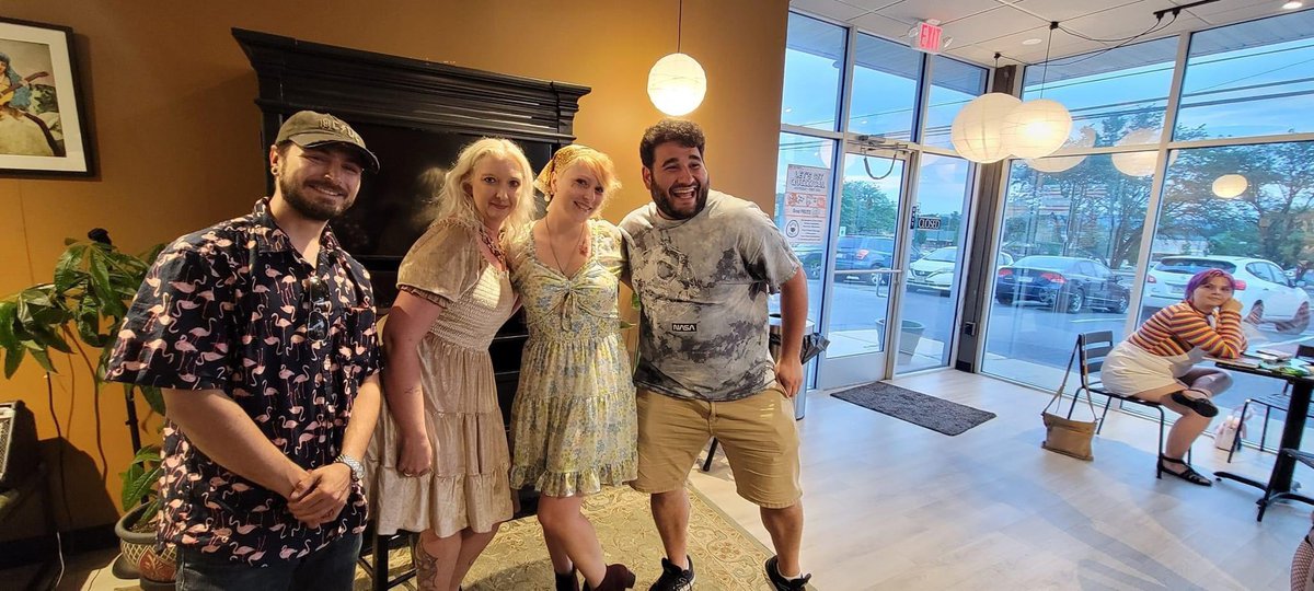 ShannonFrostGre's tweet image. 🎶And I’m reading poetry here in Allentown🎶 #makeart #makecommunity #makefamily