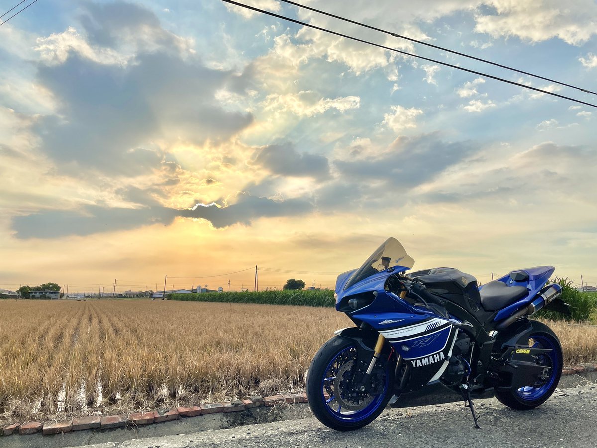 bsyuan696's tweet photo. 夕照·稻田·R1
#Yamaha #ヤマハ 
#ヤマハバイク
#Yamahaが美しい 
#ヤマハR1 #YamahaR1 #YZFR1 #R1 #RN22 #14B #Crossplane https://t.co/35oYjSYnyg