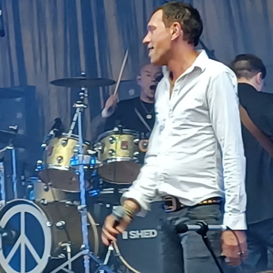 Beachy2Peachy's tweet photo. @shedseven How lucky were we! The rain didn't spoil play. You lot, well, you all cracked it as usual.
#ChasingRainbows #Shed7 #ShedSeven #Leeds https://t.co/5HlyA91AN6
