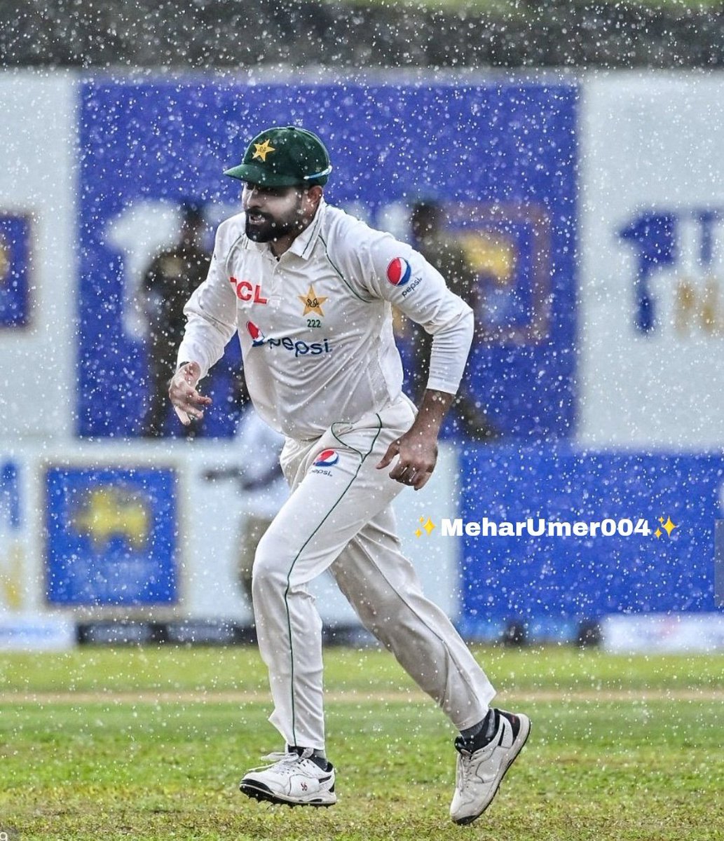 Meharumer004's tweet photo. Only once did i like the rain. 🌧️
#MeharUmer004 #BabarAzam https://t.co/pQgYw9I6JN